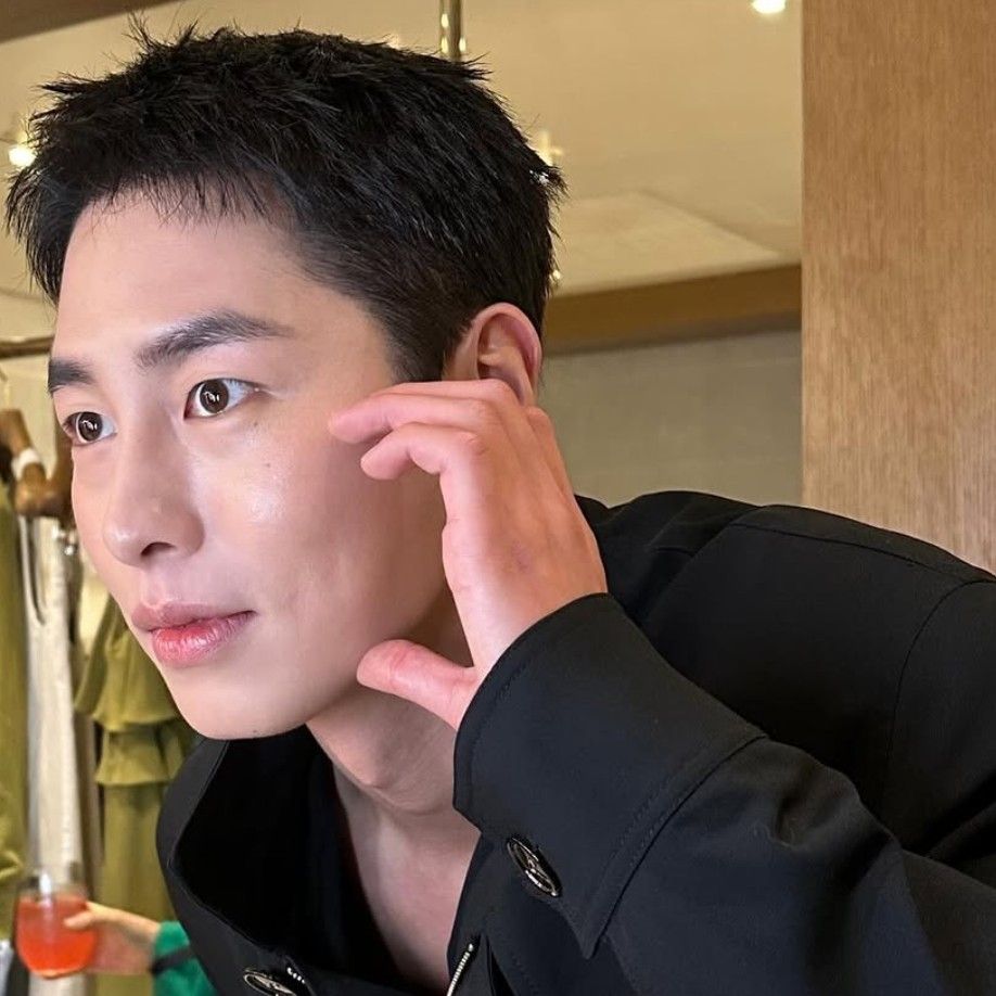 A moment captured by a fan of Lee Jaewook