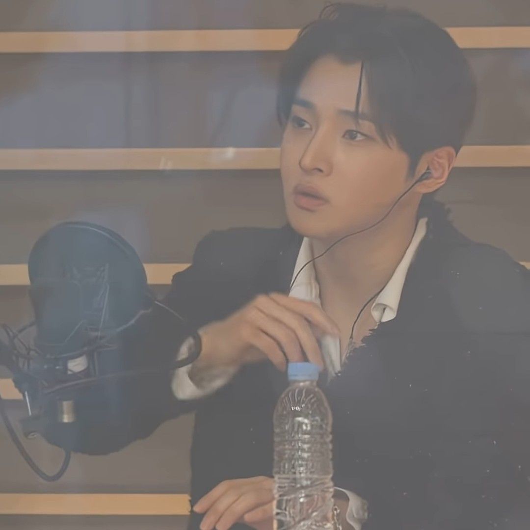 A moment captured by a fan of Seong Ri