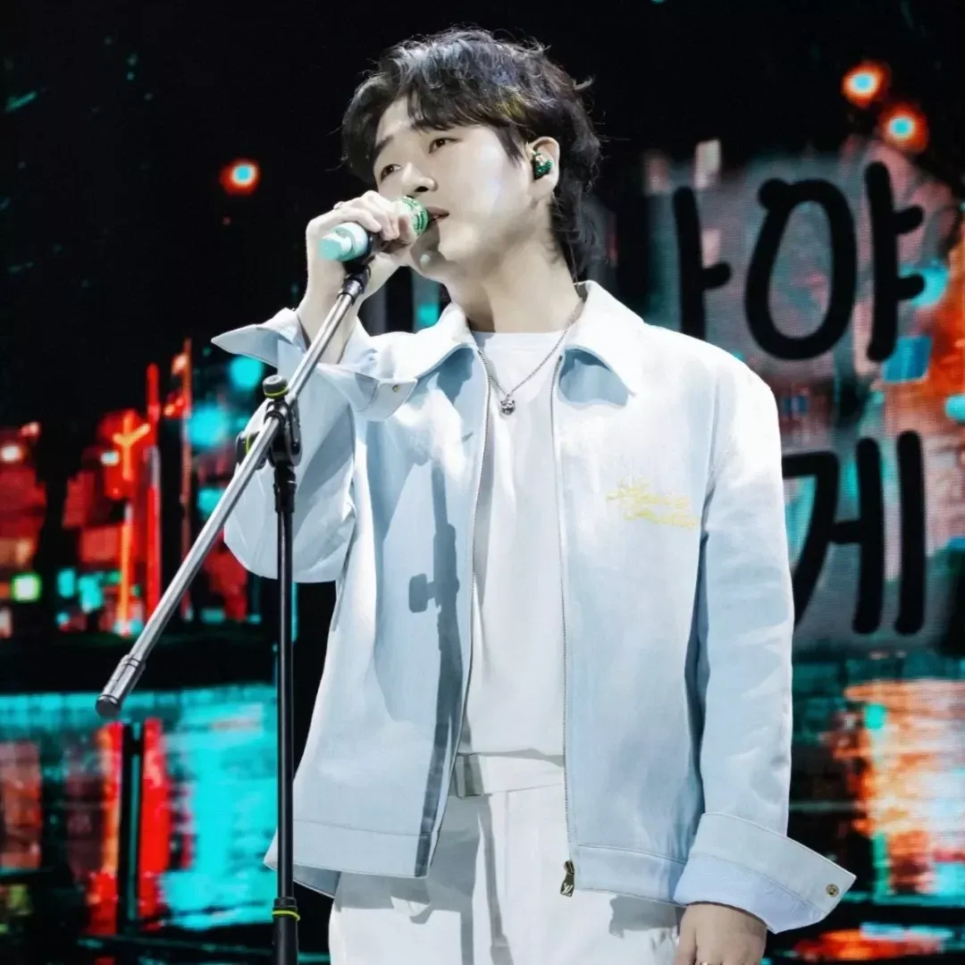A moment captured by a fan of Hwang Youngwoong