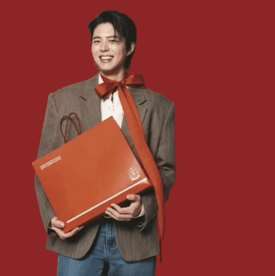 A moment captured by a fan of Park Bogum