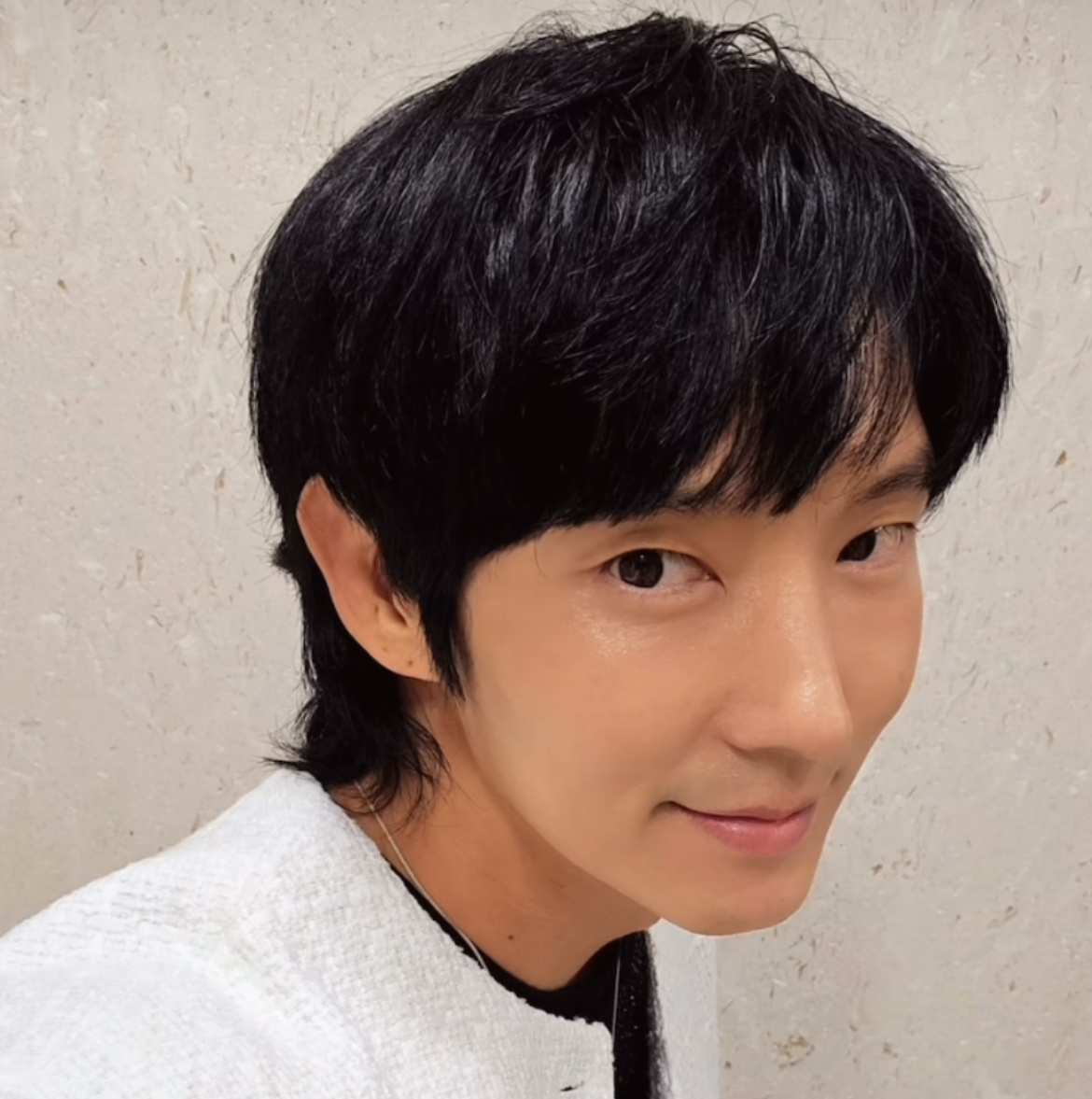 Behind-the-scenes cut of Lee Joongi