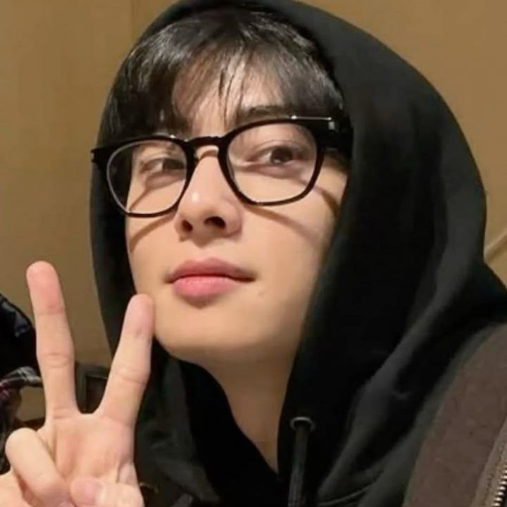 Behind-the-scenes cut of Cha Eunwoo