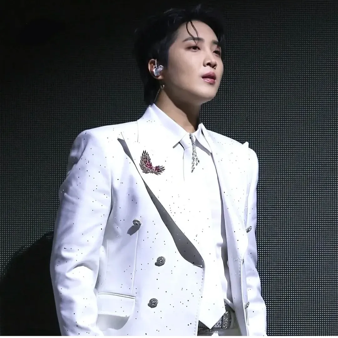 A moment captured by a fan of Hwang Yunsung