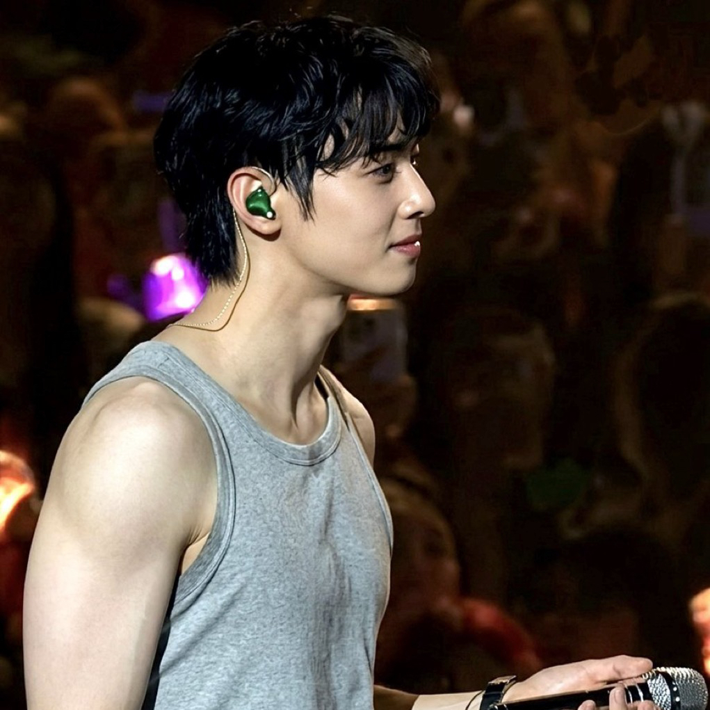 A moment captured by a fan of Cha Eunwoo