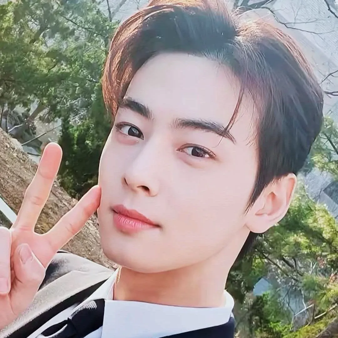 A moment captured by a fan of Cha Eunwoo