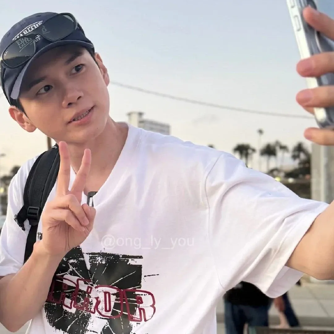 粉丝拍下的邕圣祐瞬间