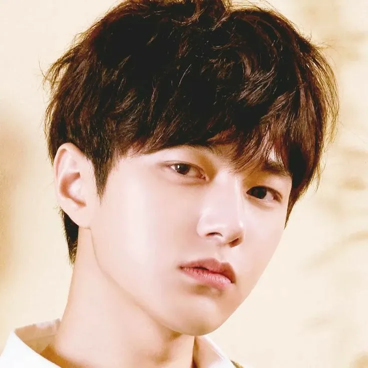 Behind-the-scenes cut of Kim Myungsoo (L)