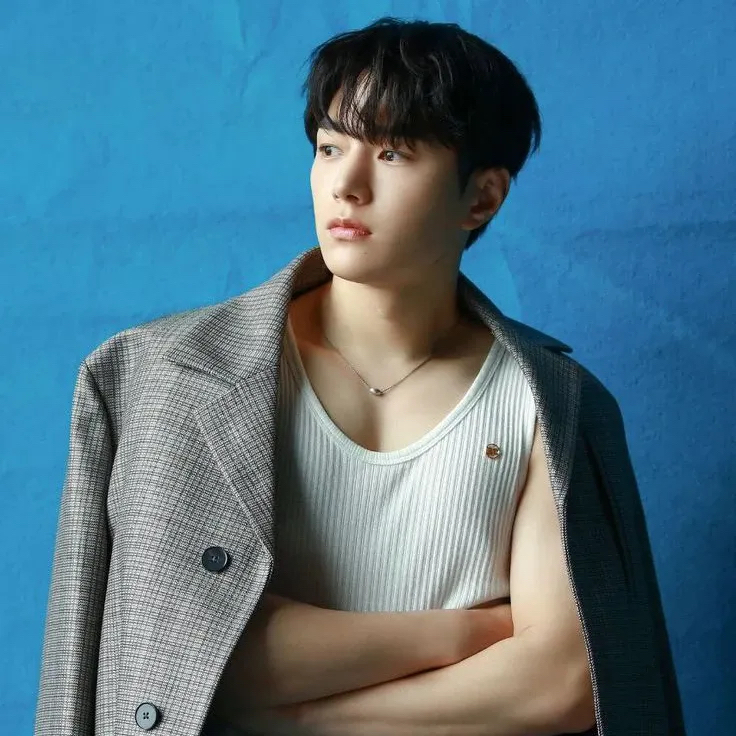 Behind-the-scenes cut of Kim Myungsoo (L)