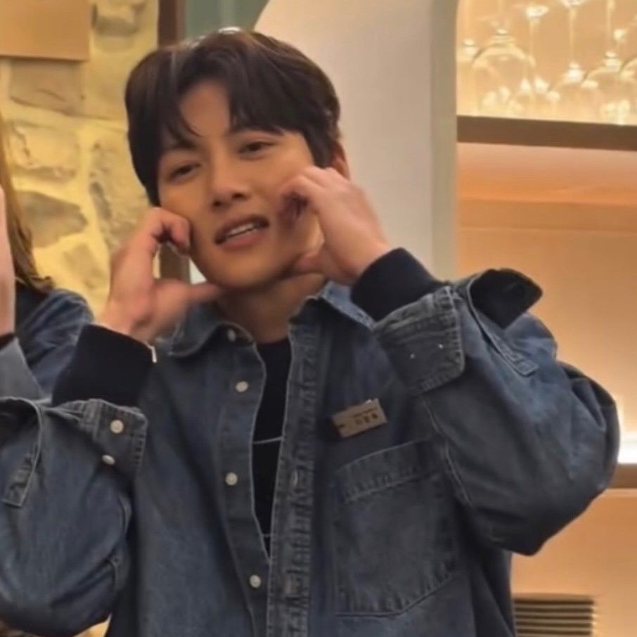 Behind-the-scenes cut of Ji Changwook