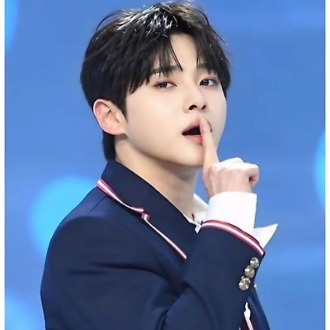A moment captured by a fan of Seong Ri