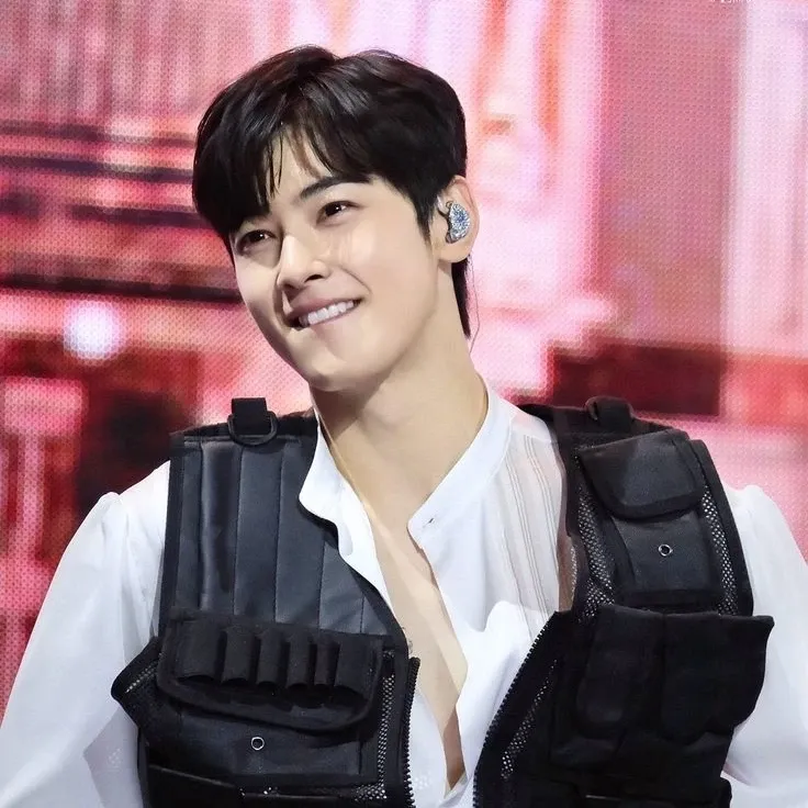 Behind-the-scenes cut of Cha Eunwoo