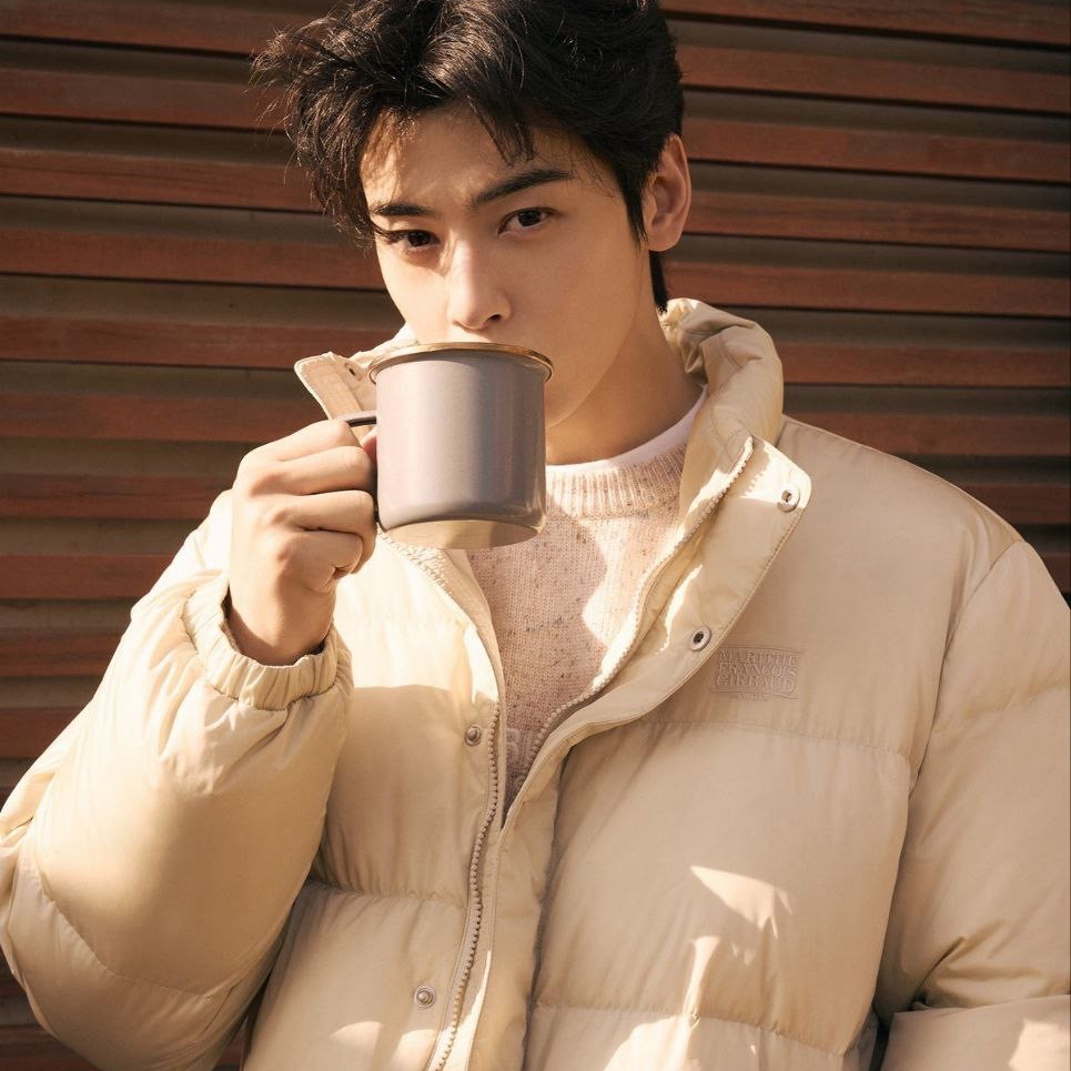 Behind-the-scenes cut of Cha Eunwoo