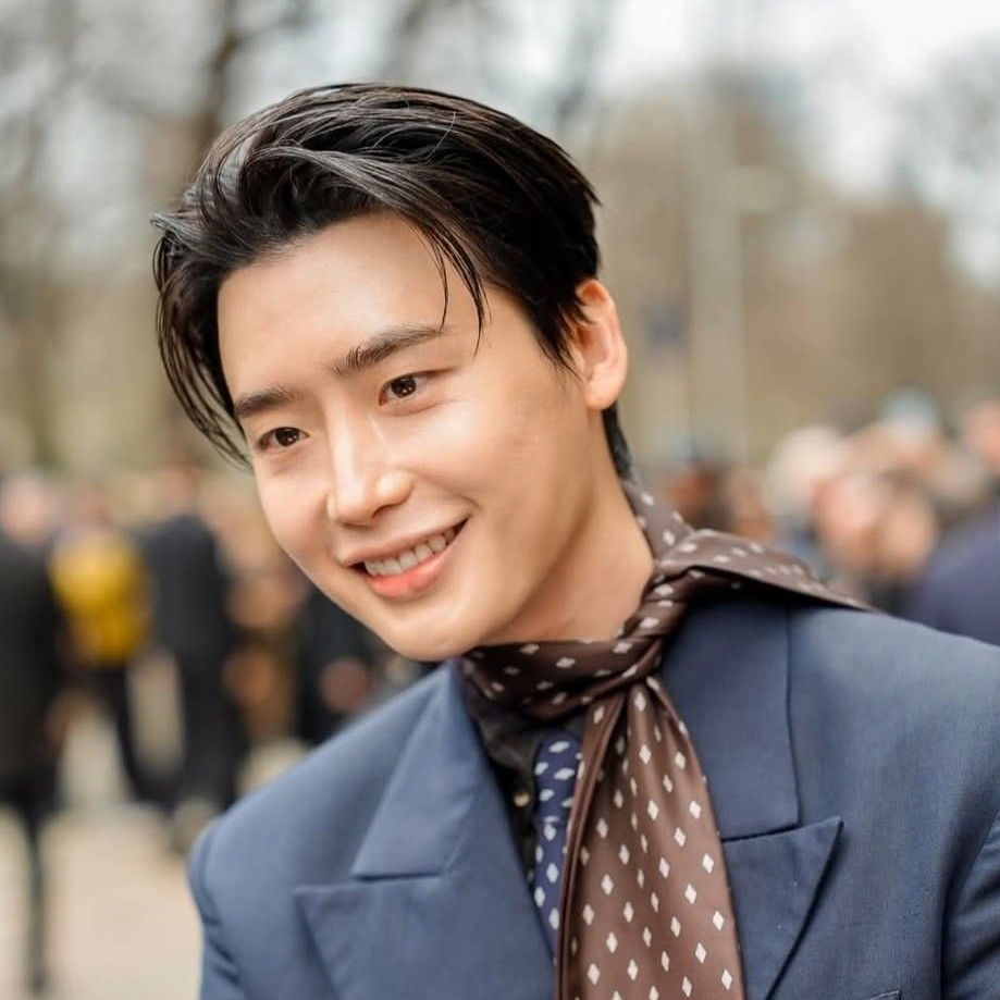 Recent activity shot of Lee Jongsuk