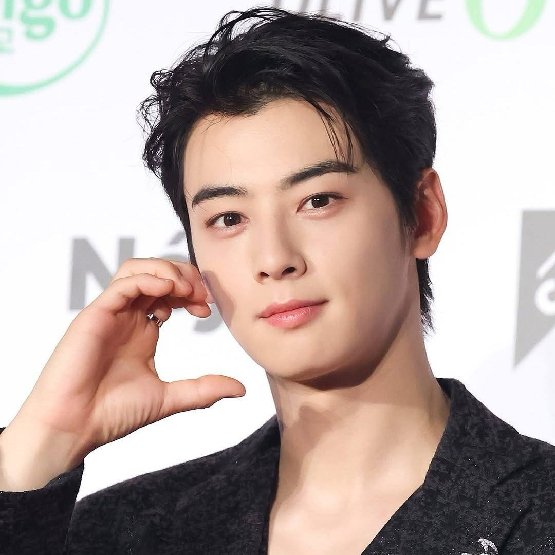 Behind-the-scenes cut of Cha Eunwoo