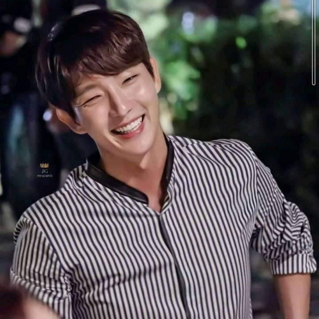 A moment captured by a fan of Lee Joongi