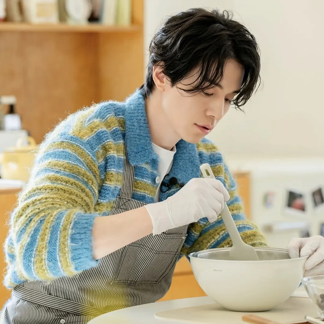 Recent activity shot of Lee Dongwook