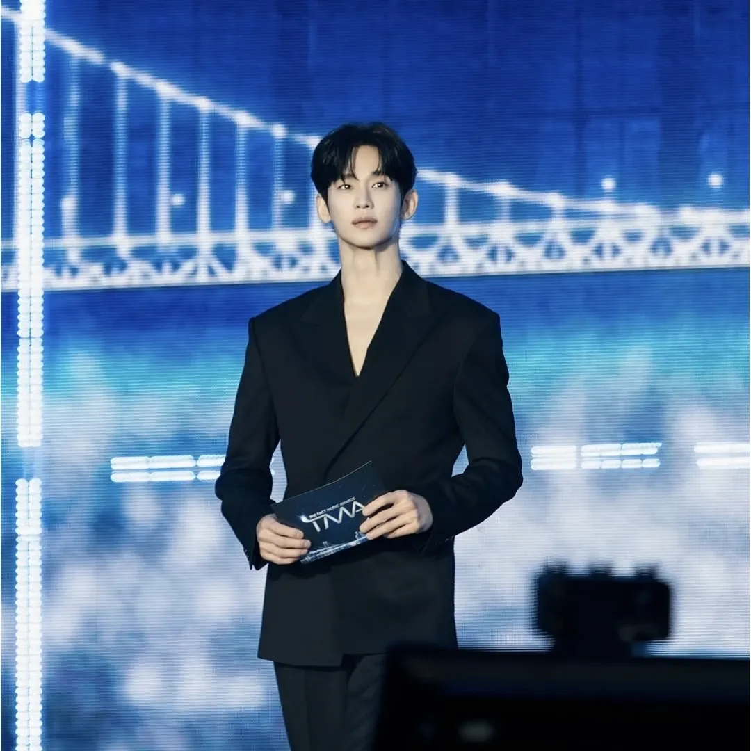 Behind-the-scenes cut of Kim Soohyun