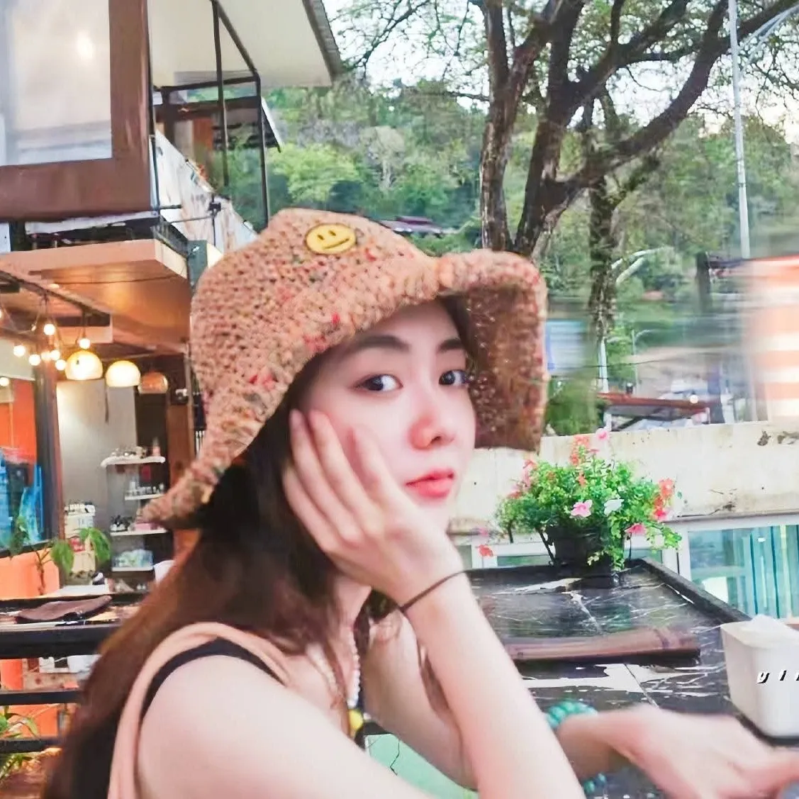 Behind-the-scenes cut of Tan Song Yun