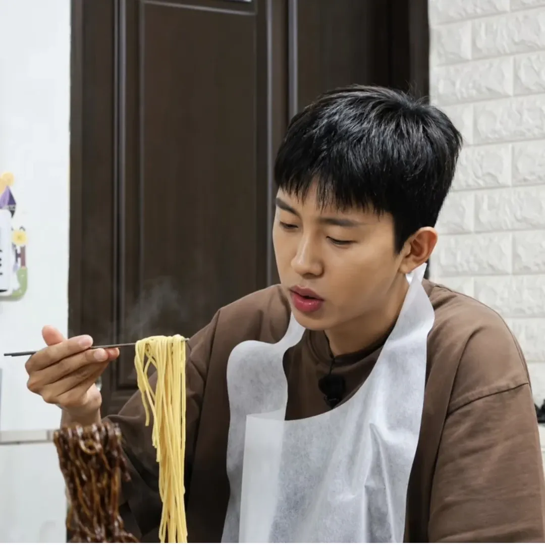 Behind-the-scenes cut of Lim Youngwoong
