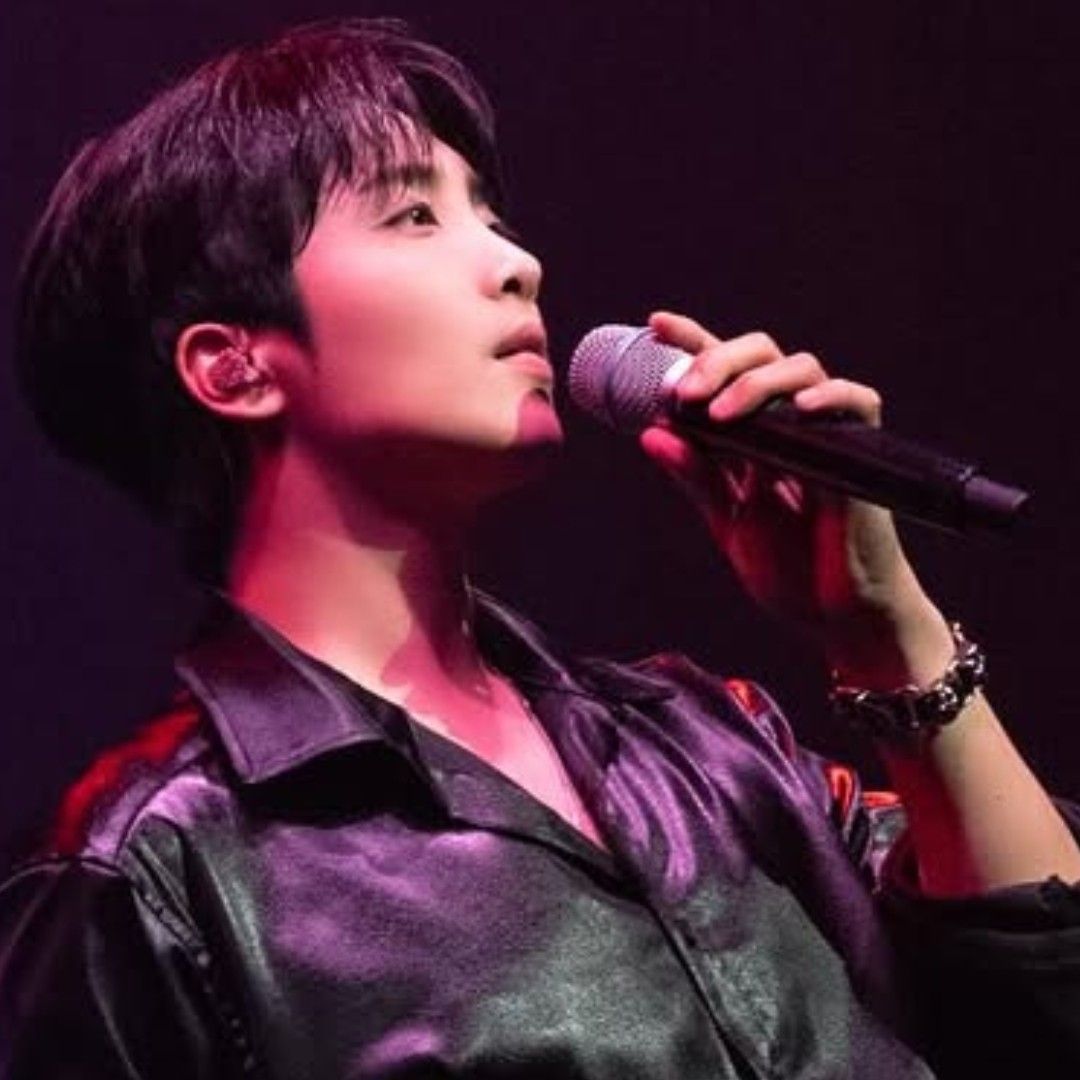 A moment captured by a fan of Hwang Yunsung