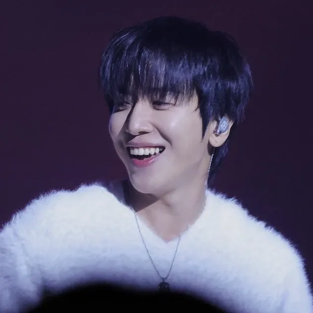 Momen yang diabadikan oleh penggemar Jung Yonghwa