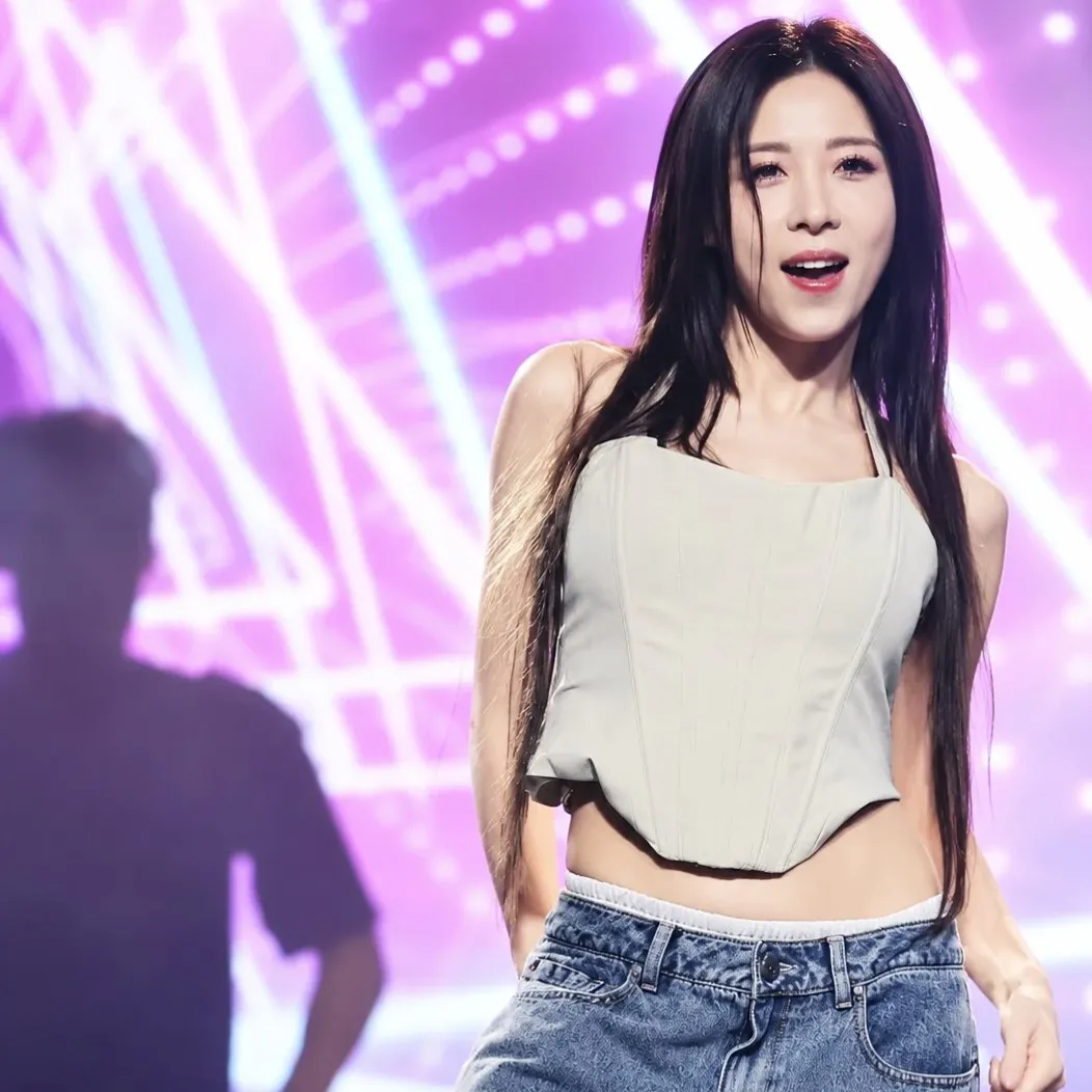 Behind-the-scenes cut of Ha Jiwon