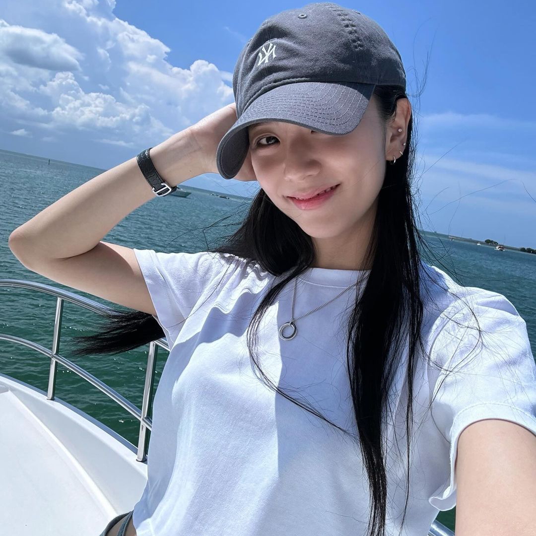 Behind-the-scenes cut of Jisoo (1995)