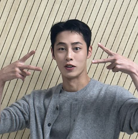 Behind-the-scenes cut of Lee Jaewook