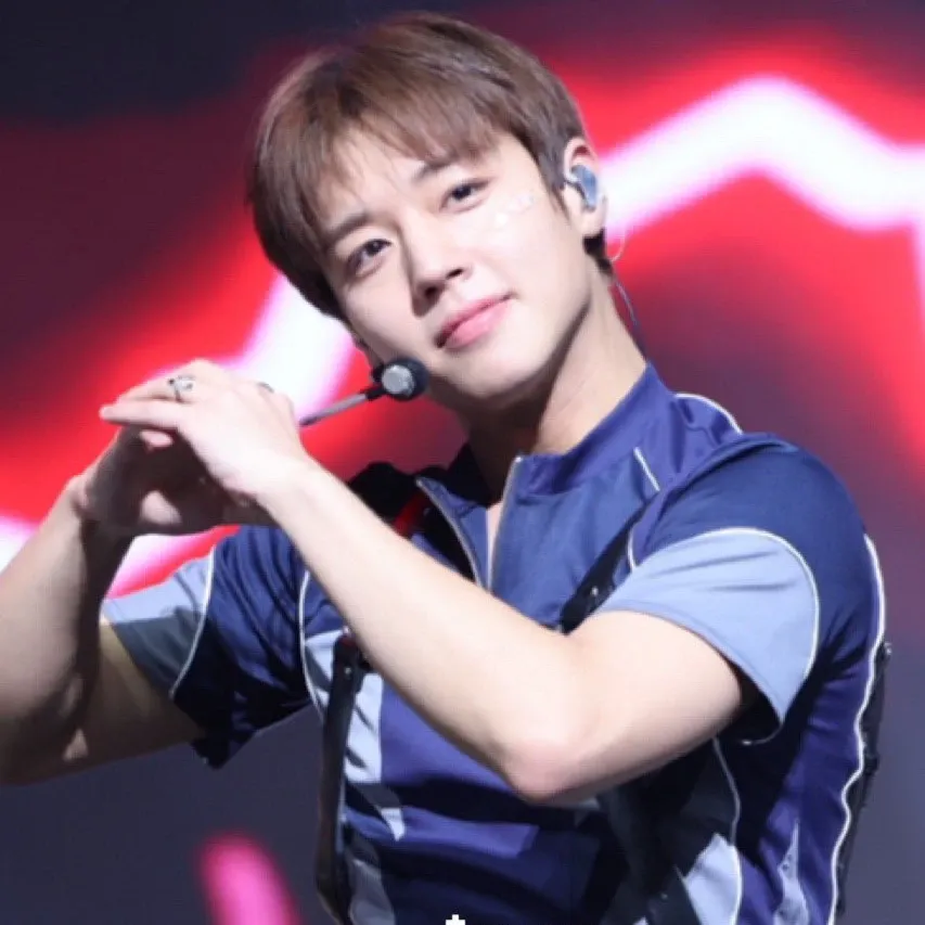 A moment captured by a fan of Park Jihoon