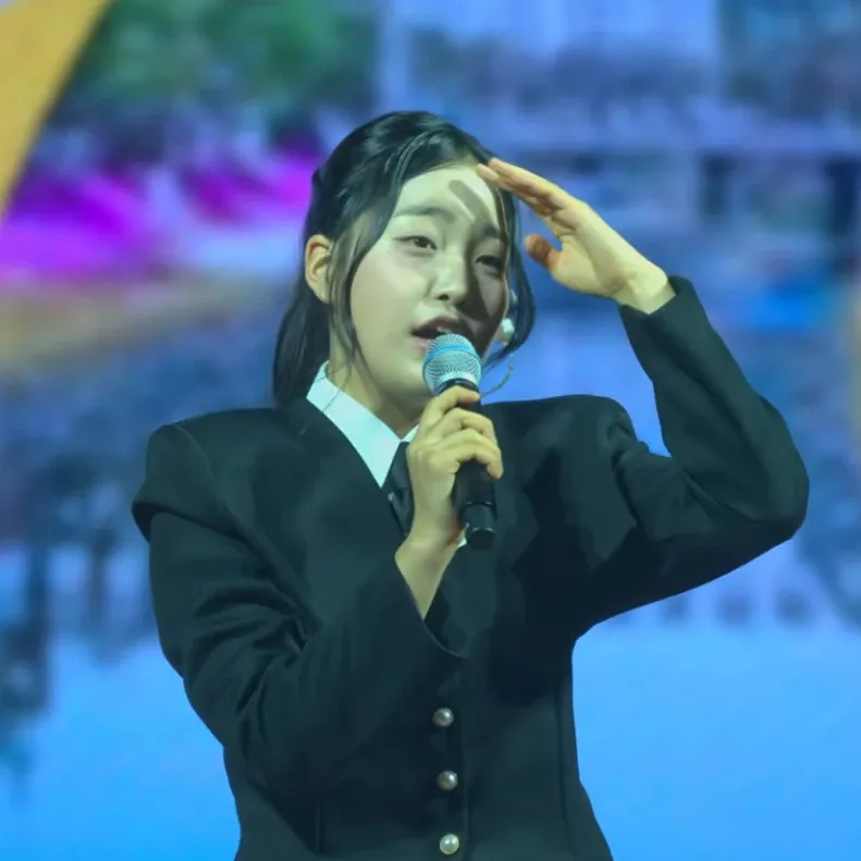 A moment captured by a fan of Kim Taeyeon