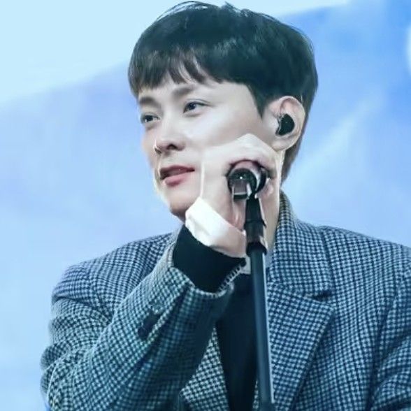 A moment captured by a fan of Min Kyunghoon