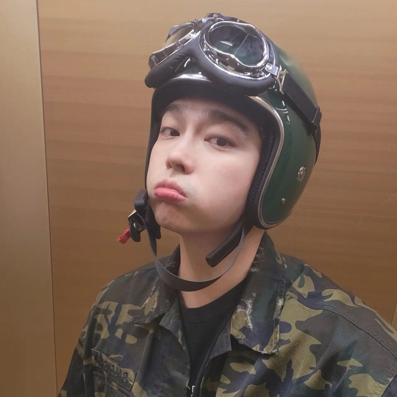 Behind-the-scenes cut of Yoon Kyunsang