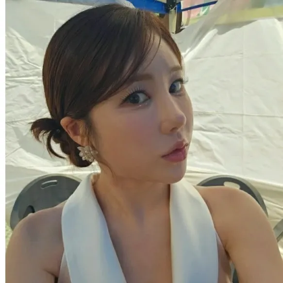 Behind-the-scenes cut of Kim Soyou