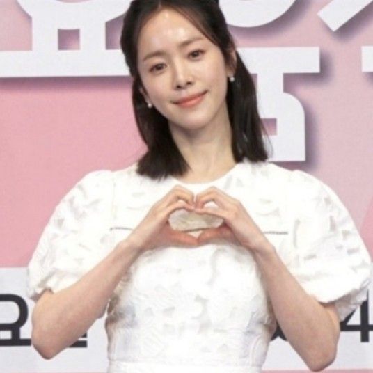 Behind-the-scenes cut of Han Jimin