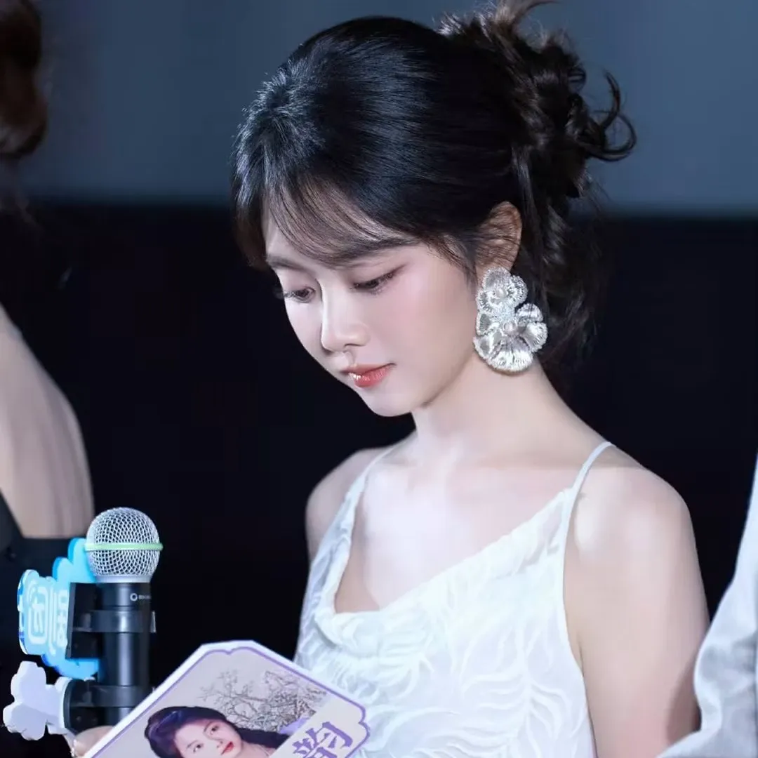 Behind-the-scenes cut of Tan Song Yun