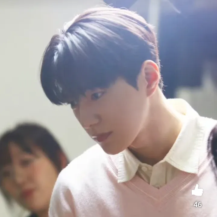 A moment captured by a fan of Kim Myungsoo (L)