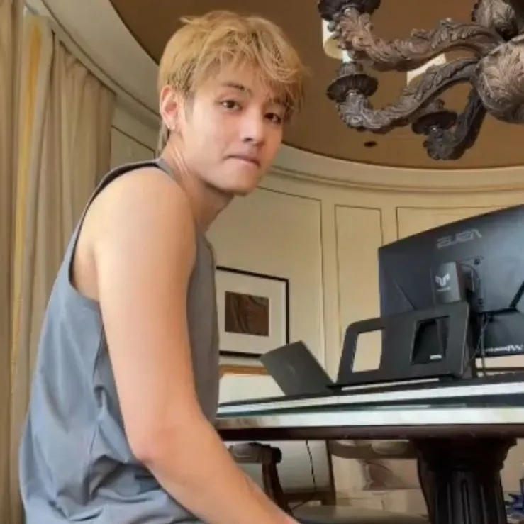 Recent activity shot of Kim Taehyung (V)