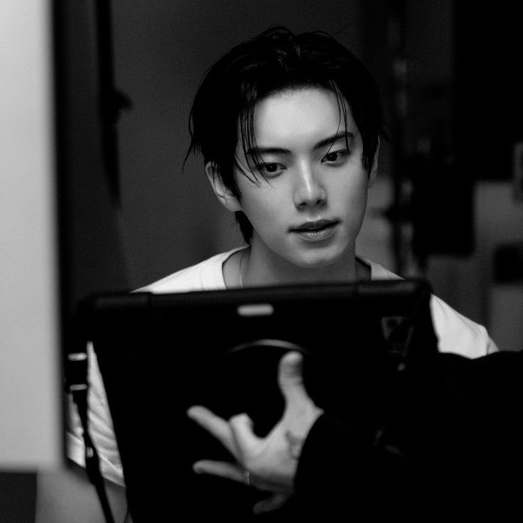 Behind-the-scenes cut of Lee Chaemin