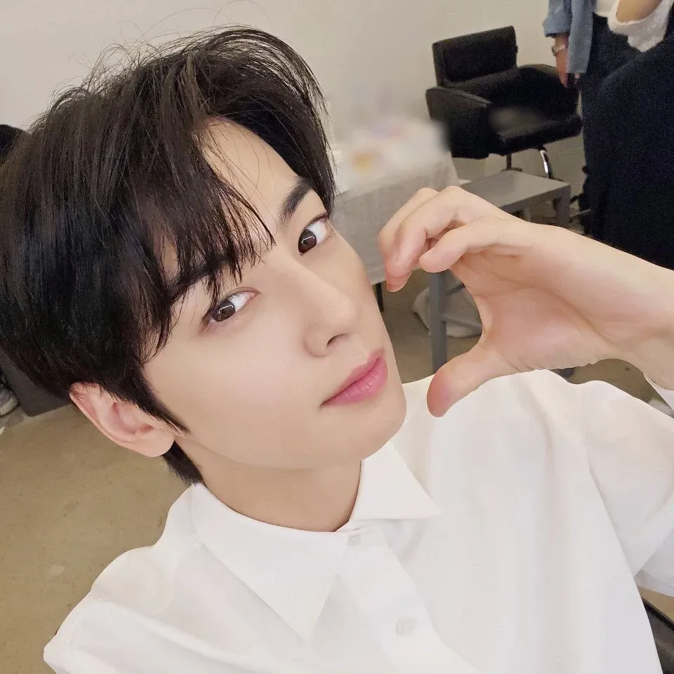 Behind-the-scenes cut of Cha Eunwoo