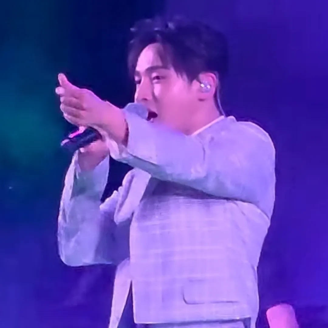 A moment captured by a fan of Seong Ri