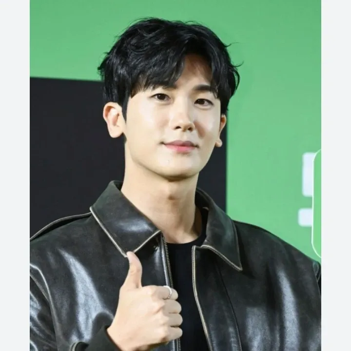 A moment captured by a fan of Park Hyungsik