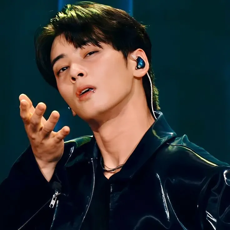 A moment captured by a fan of Cha Eunwoo