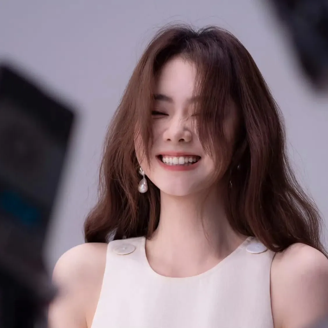 Behind-the-scenes cut of Tan Song Yun