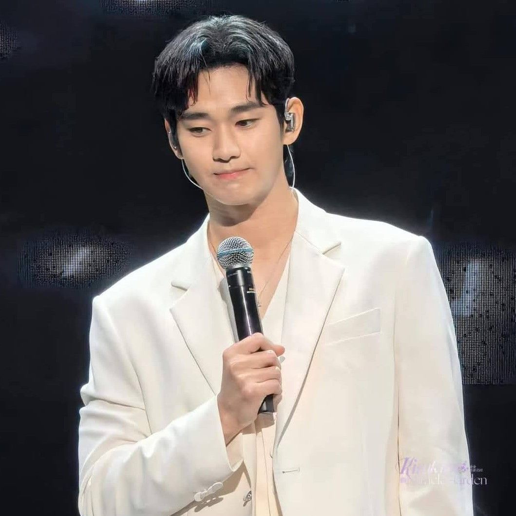 A moment captured by a fan of Kim Soohyun