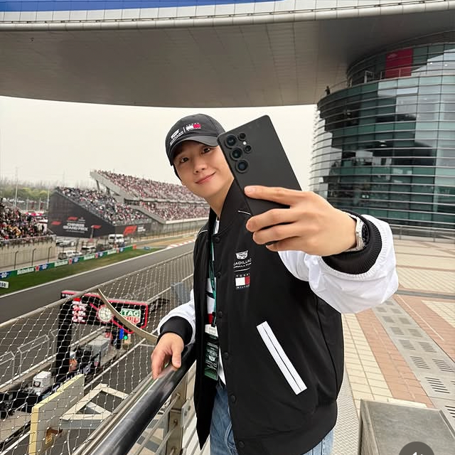 粉丝拍下的丁海寅瞬间