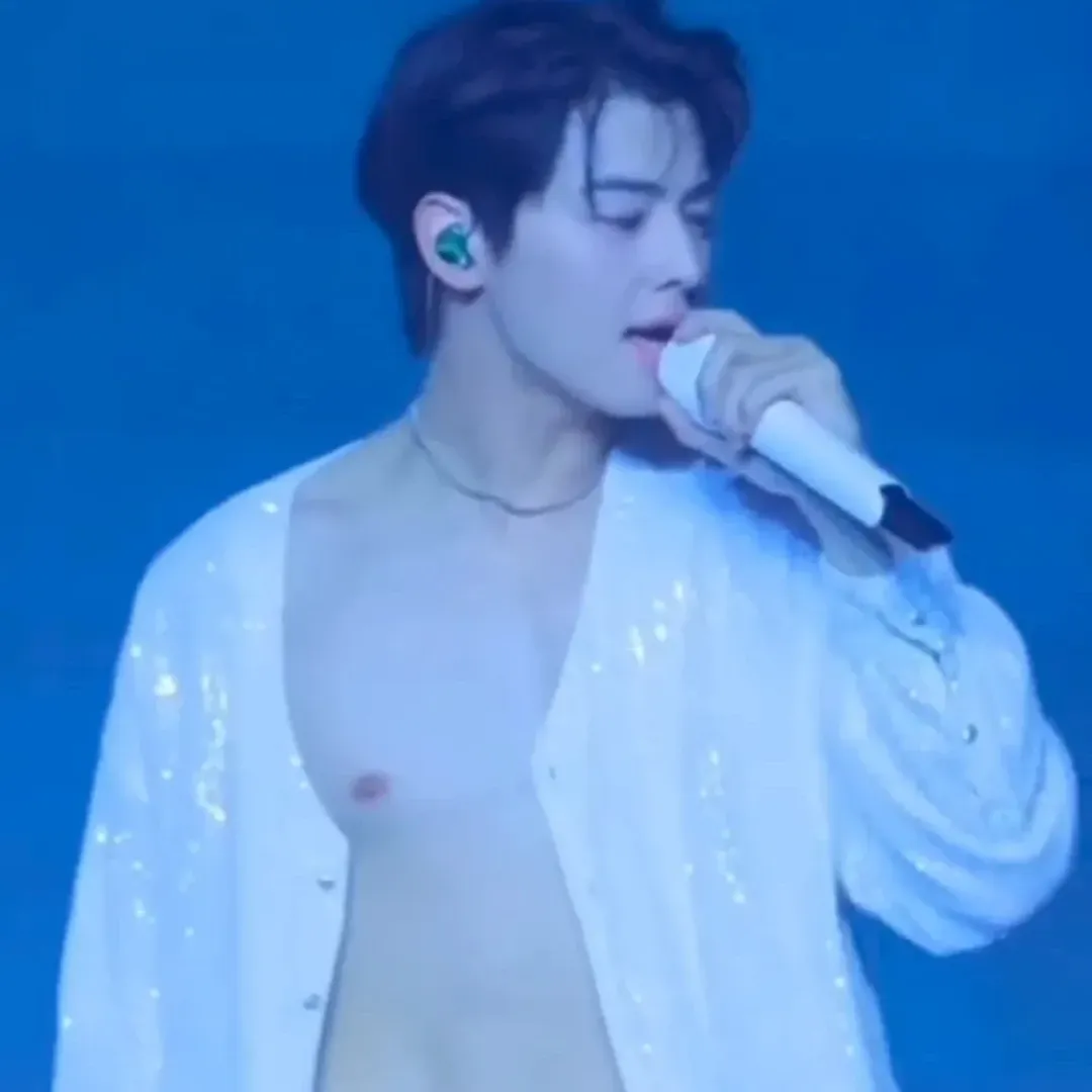 A moment captured by a fan of Cha Eunwoo