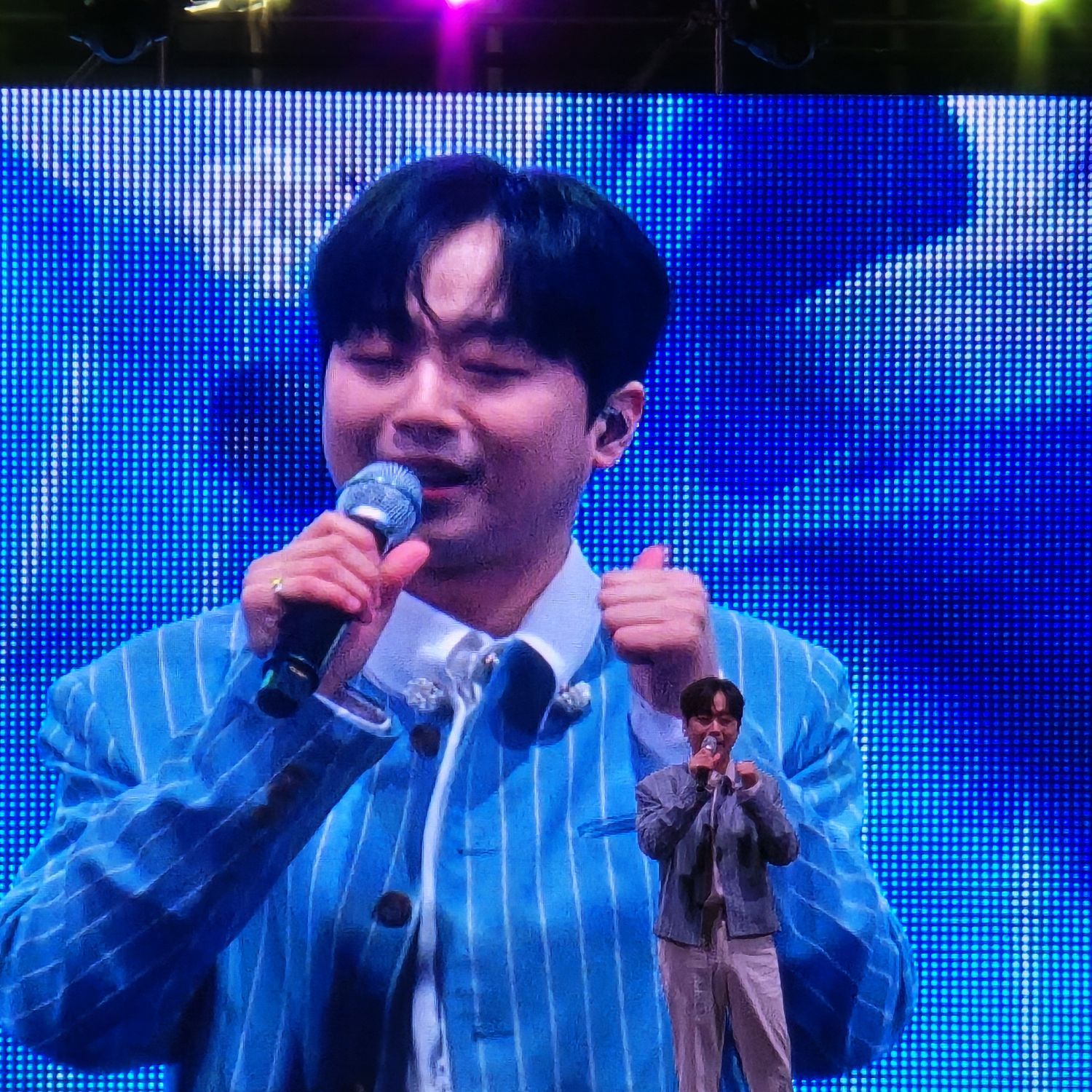 粉丝拍下的李灿元瞬间