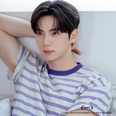 Behind-the-scenes cut of Lee Chaemin