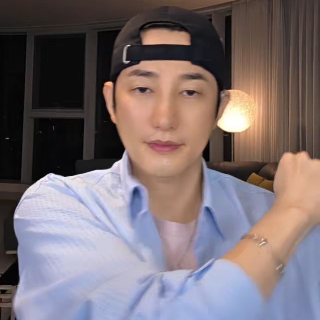 A moment captured by a fan of Park Sihoo