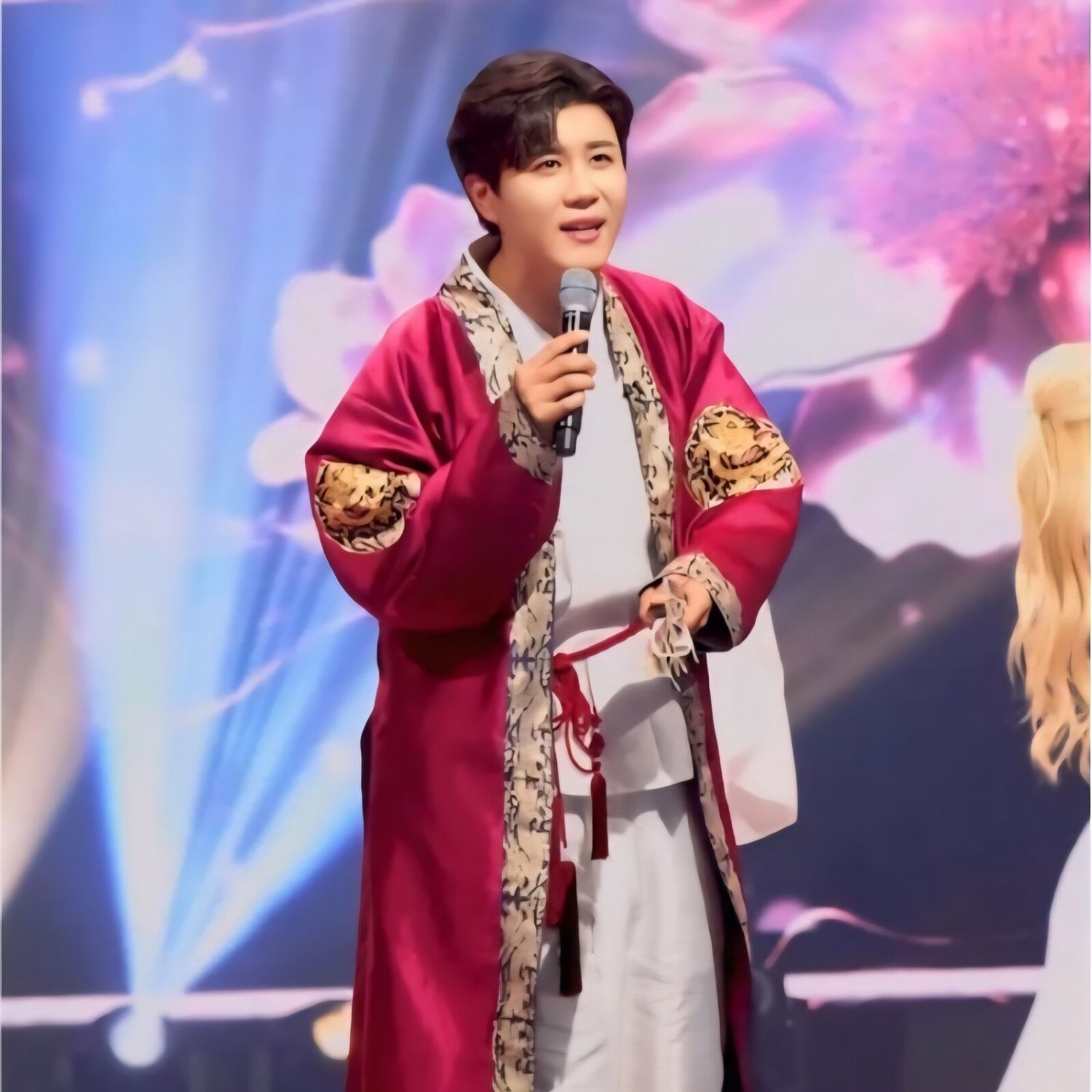 チン・ヘソンのビハインドカット